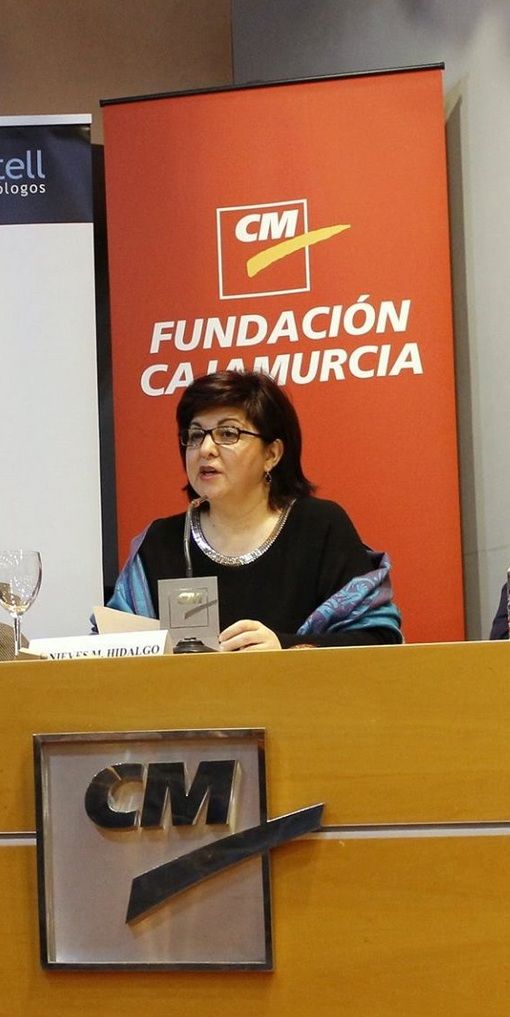Instantánea tomada en la sede de la Fundación Cajamurcia. En la foto la Dra. Martínez-Hidalgo en un momento de su Conferencia: "Relaciones Tóxicas en la Familia". 