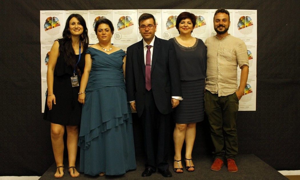   Snapshot of Dr. Martínez-Hidalgo, Mrs. Elena Lorenzo (Psychologist and Coordinator of the Soycomotu Workshops Program), together with the Honorary Sponsors, Mª Dolores Arques, D. Juan Carlos Saura, and D. Rafael Escudero Calmache