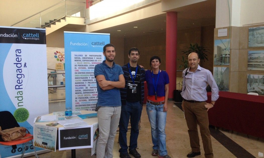 Instantánea realizada en el Centro Social de la Universidad de Murcia, en la foto, los voluntarios de la Fundación SoyComotu : Rubén Garcia y Ruth Roca, acompañados de D. Juan Francisco Martínez, Secretario de ASPEMUR