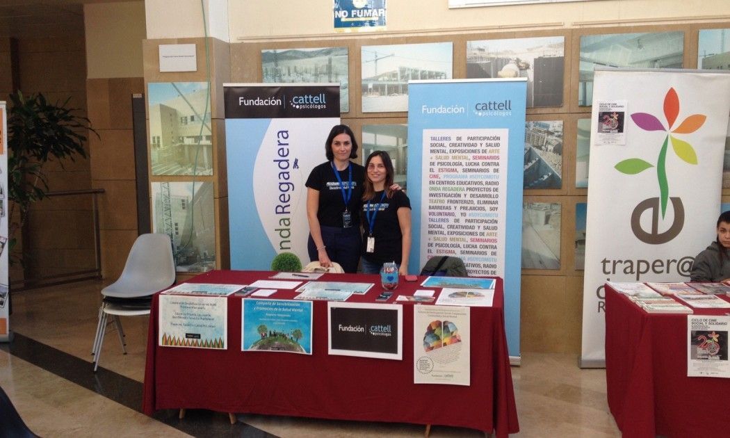 En la instantánea, las voluntarias de la Fundación SoyComotu , Julia Ruiz Cazorla y Belén López, en la Feria de Voluntariado patrocinadas por la Universidad de Murcia