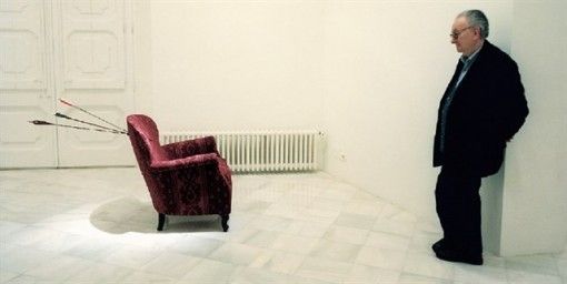 Brossa contempla su obra