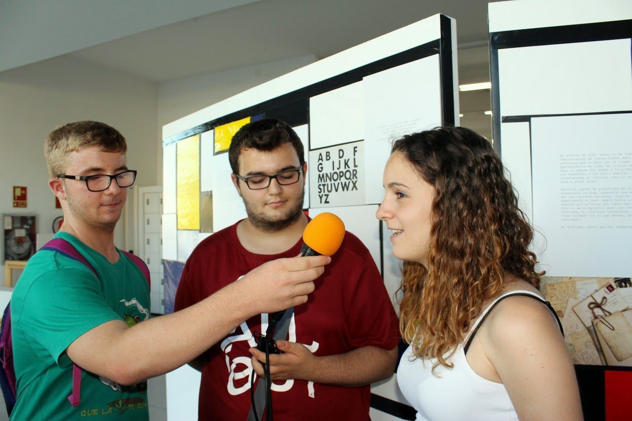 LOS PARTICIPANTES DEL TALLER DE RADIO INCLUSIVA CON ONDA REGADERA EN LA BIBLIOTECA REGIONAL