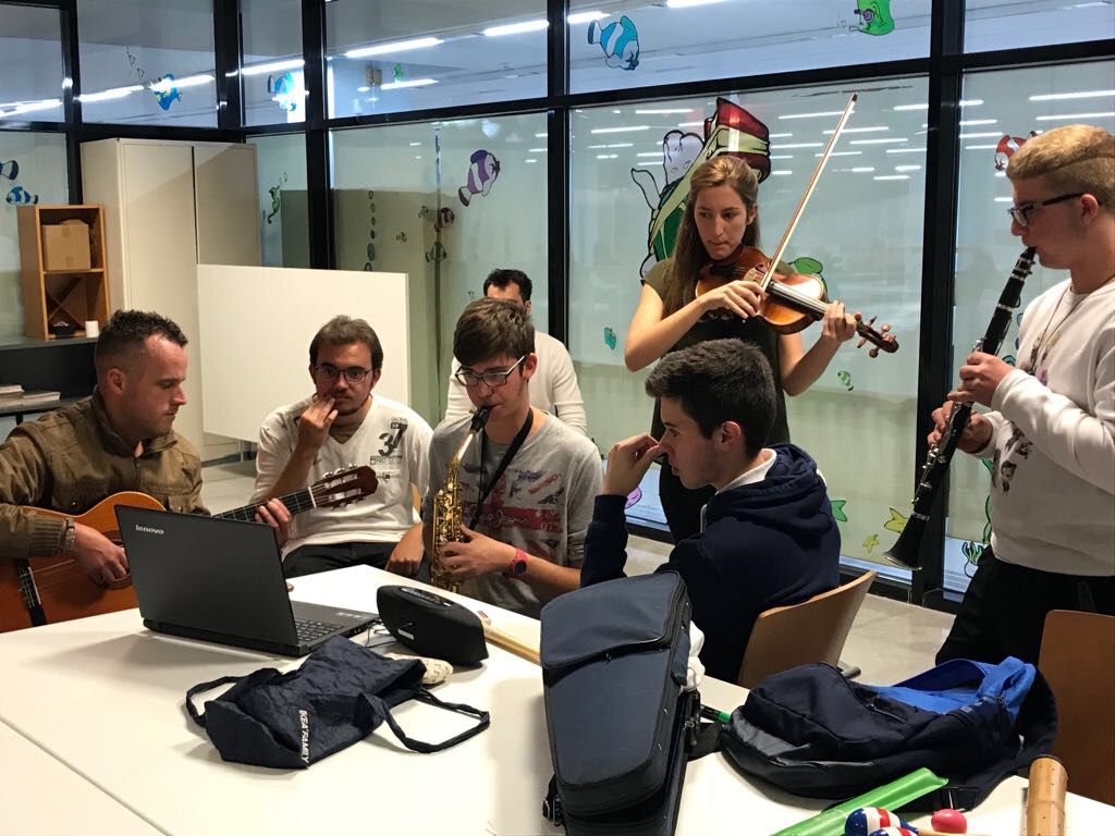 LOS PARTICIPANTES DEL TALLER DE MÚSICA EXPERIMENTAN CON SUS INSTRUMENTOS