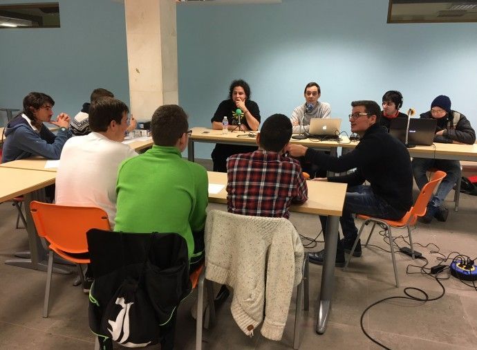 foto grande jaime taller de radio.JPGa