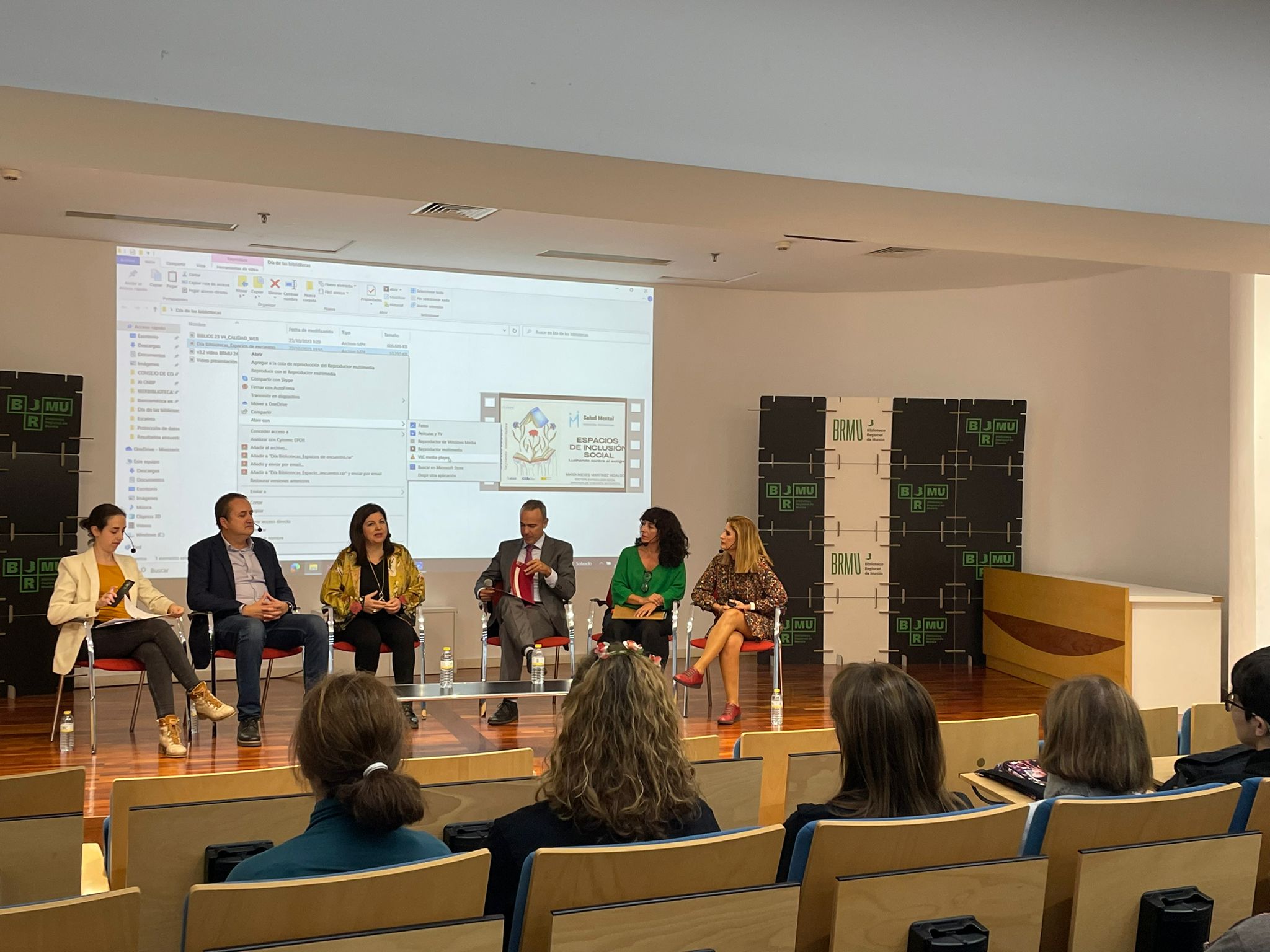 Mesa Redonda “Páginas que Cambian Vidas: La Lectura y su Influencia en la Salud y Bienestar” en la BRMU por el Día de las Bibliotecas.