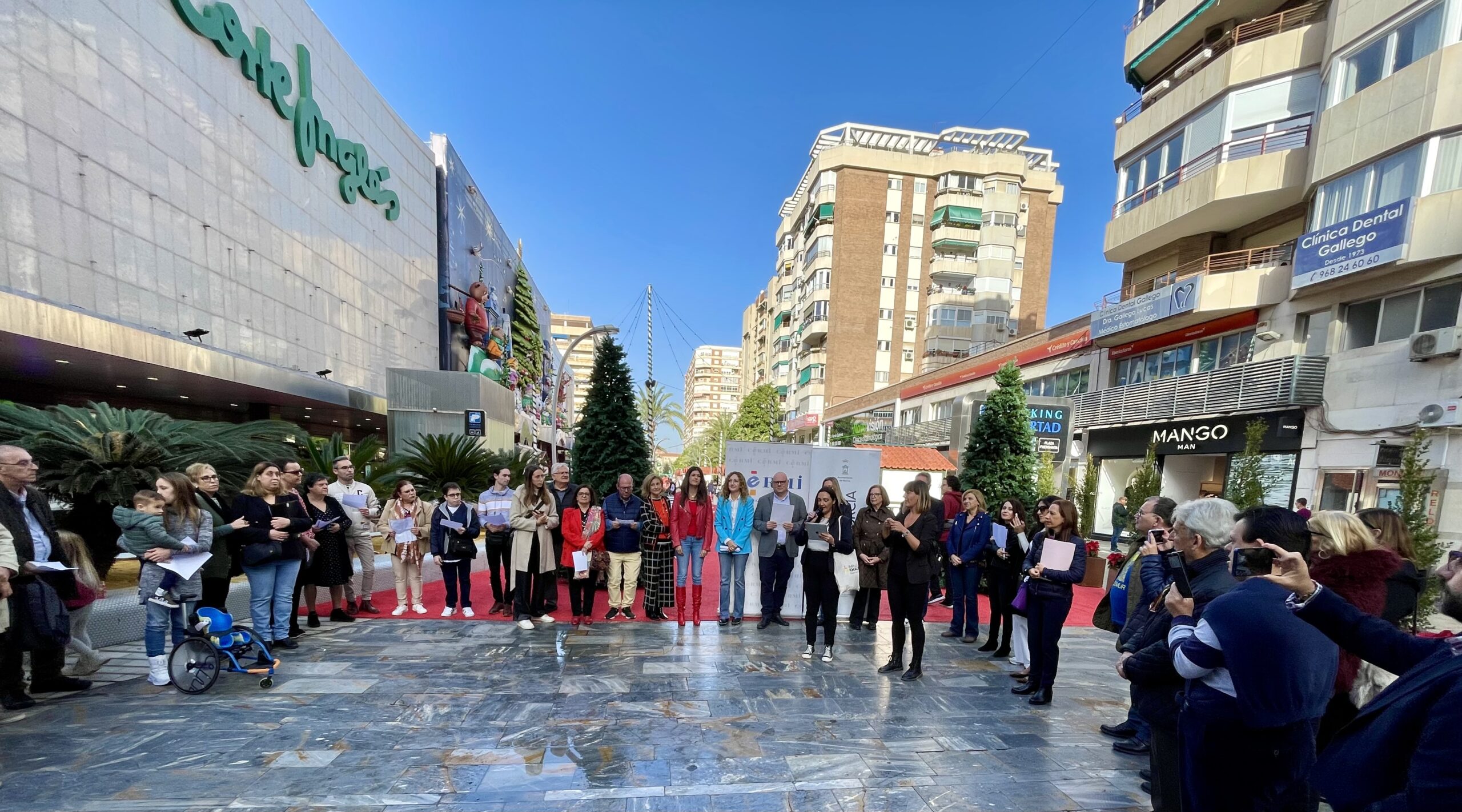 LECTURA DEL MANIFIESTO POR EL DÍA DE LAS PERSONAS CON DISCAPACIDAD Y MERCADILLO SOLIDARIO